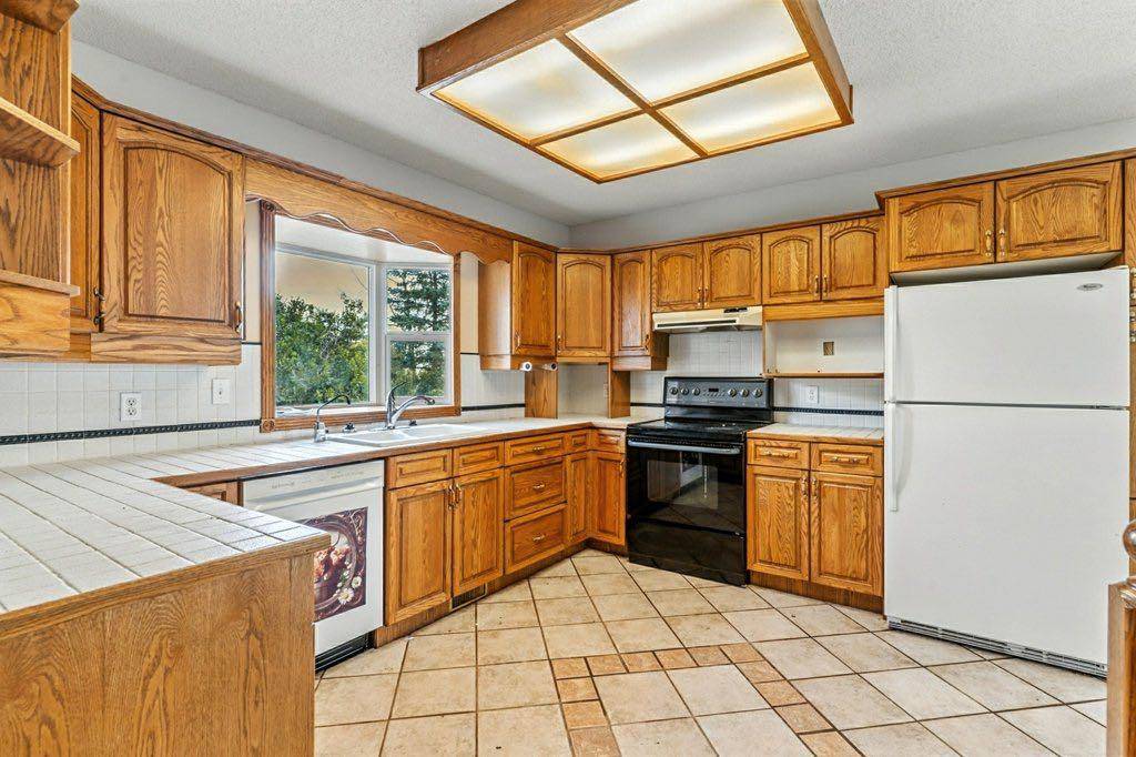 De Winton, AB T1S 3Y9,290003 96 ST E