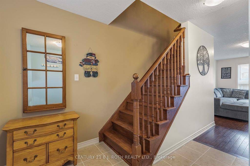 Barrie, ON L4N 9P8,24 Southwoods CRES #88