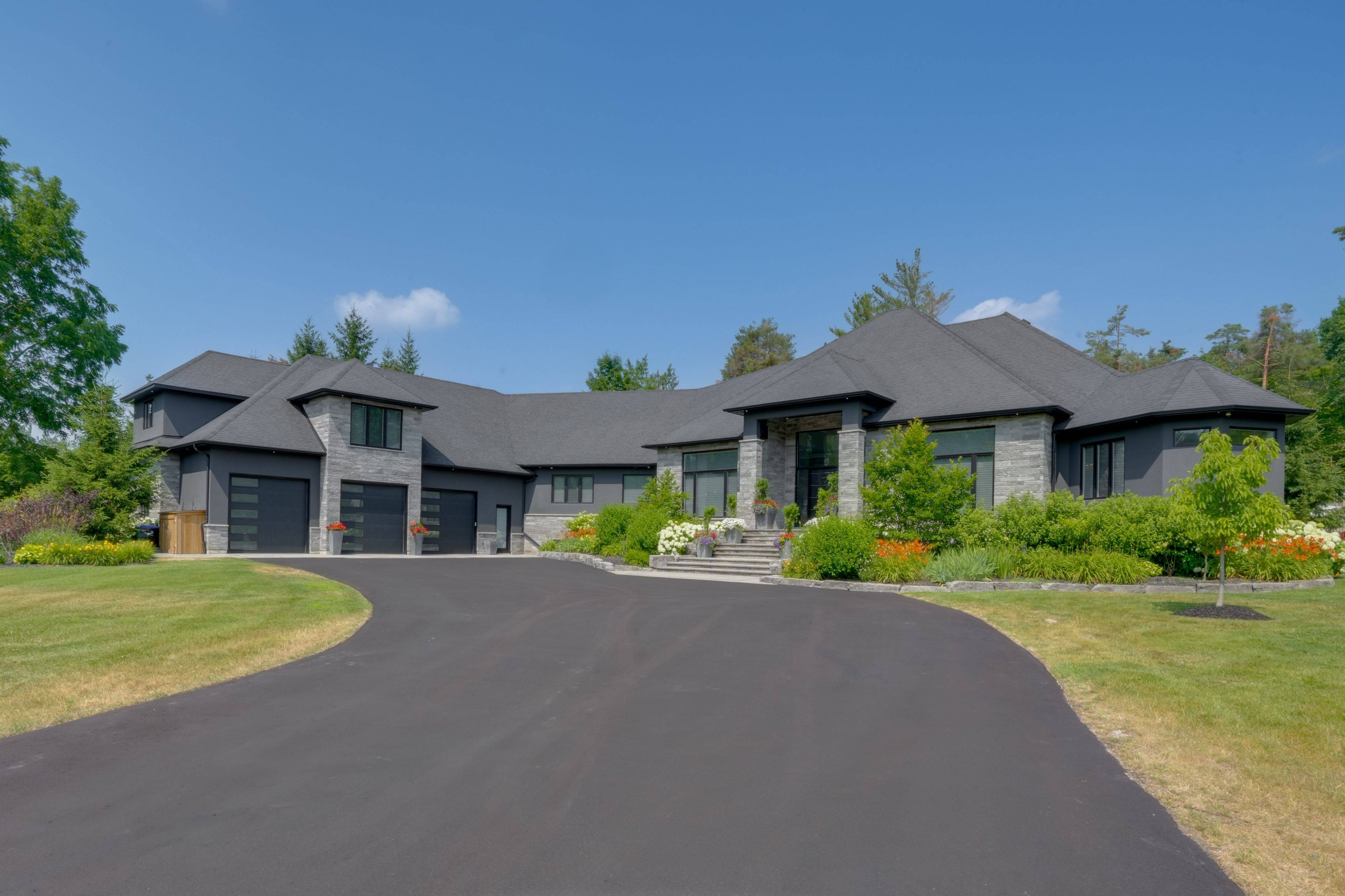 Springwater, ON L9X 0P3,8 Midves CT