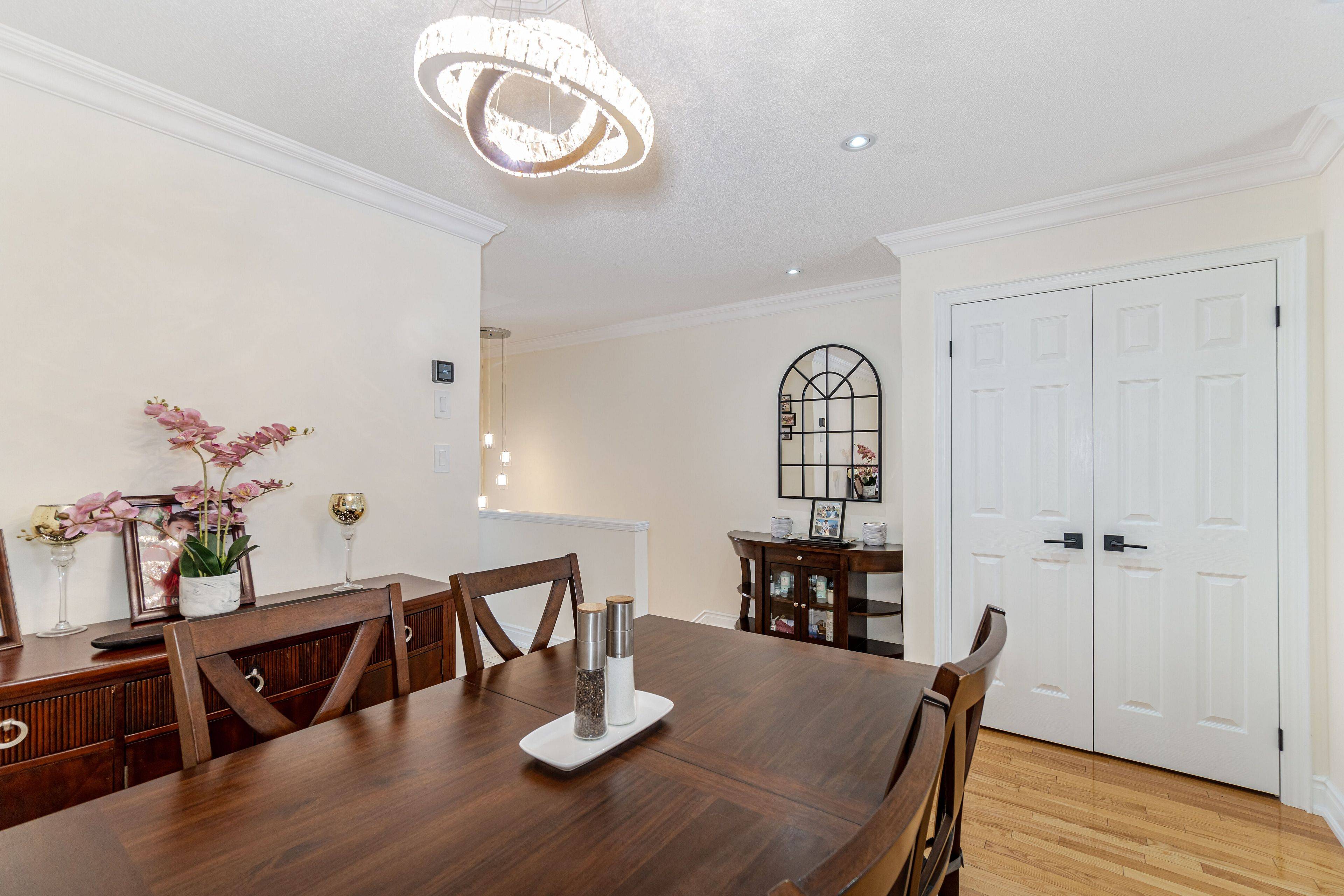 Mississauga, ON L5N 8R1,7106 Chatham CT