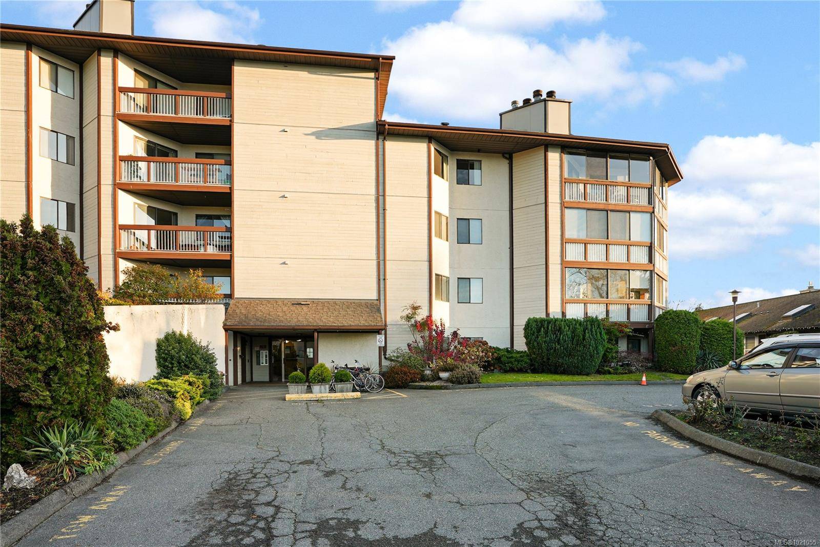 Saanich, BC V9A 1L9,69 Gorge Rd W #504