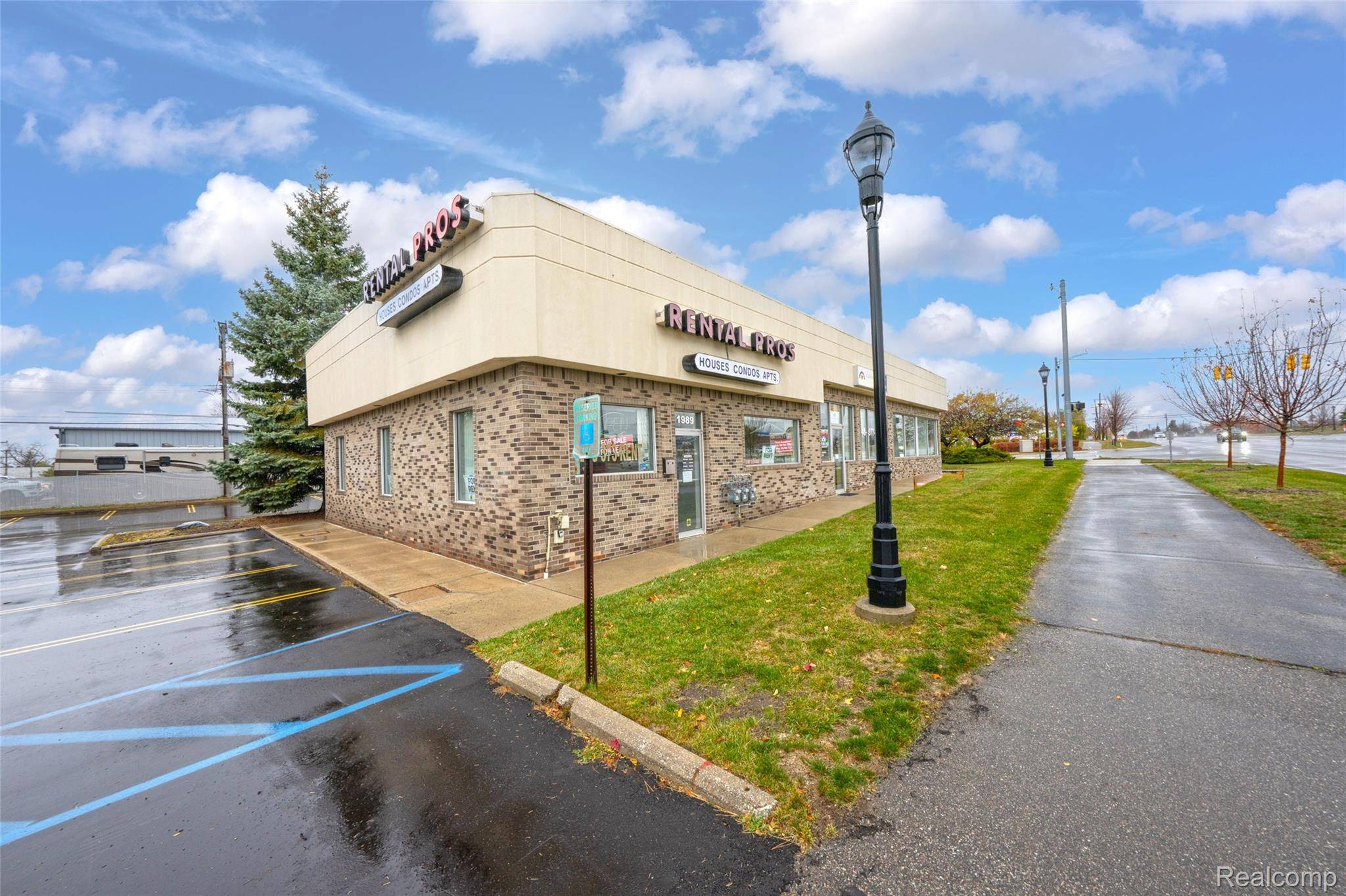 1989 N Opdyke RD #A, Auburn Hills, MI 48326