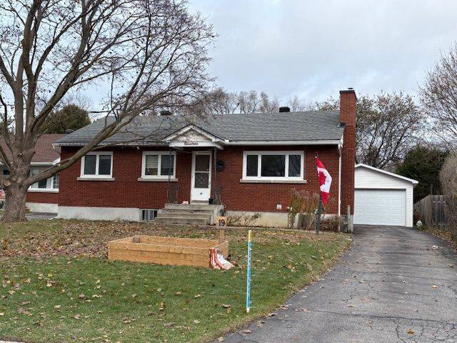 Cyrville - Carson Grove - Pineview, ON K1J 6R1,19 Mowat ST