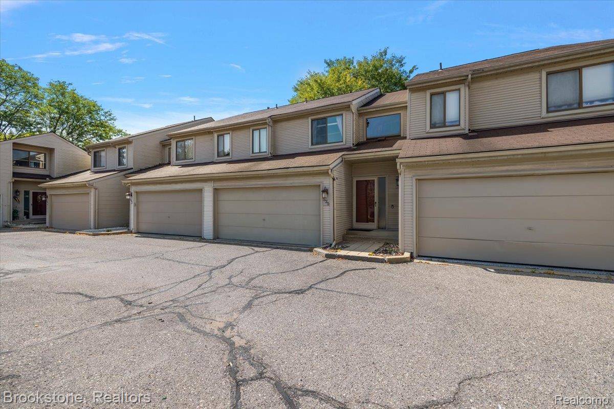 Rochester Hills, MI 48307,525 Oxford CT