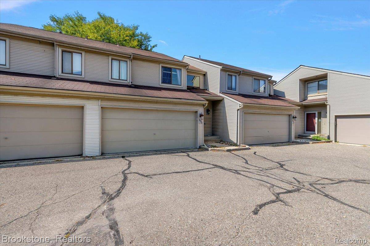 Rochester Hills, MI 48307,525 Oxford CT