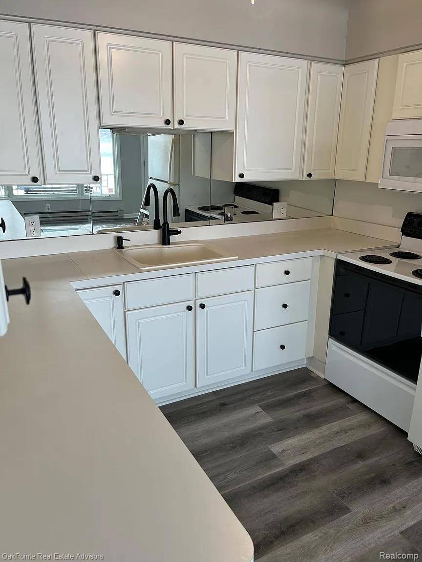 Waterford, MI 48327,5375 Cooley Lake RD #2