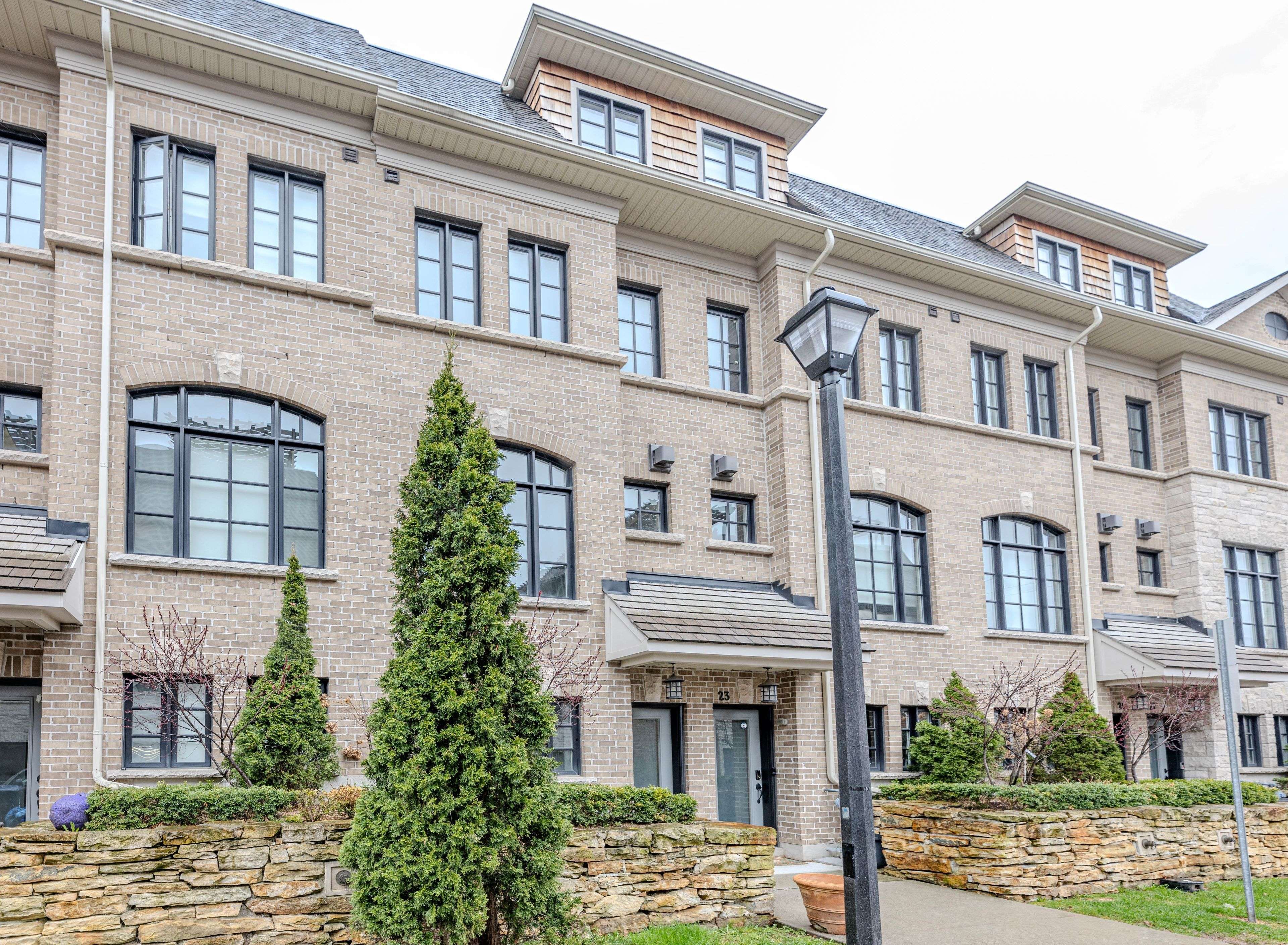 Toronto C02, ON M6G 0A3,31 Salvador Allende CT