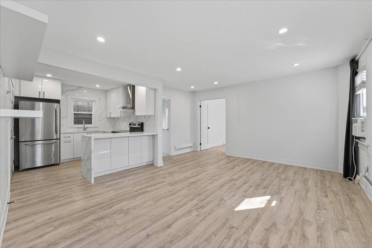 Toronto C10, ON M4S 2N4,693 Mount Pleasant RD #201