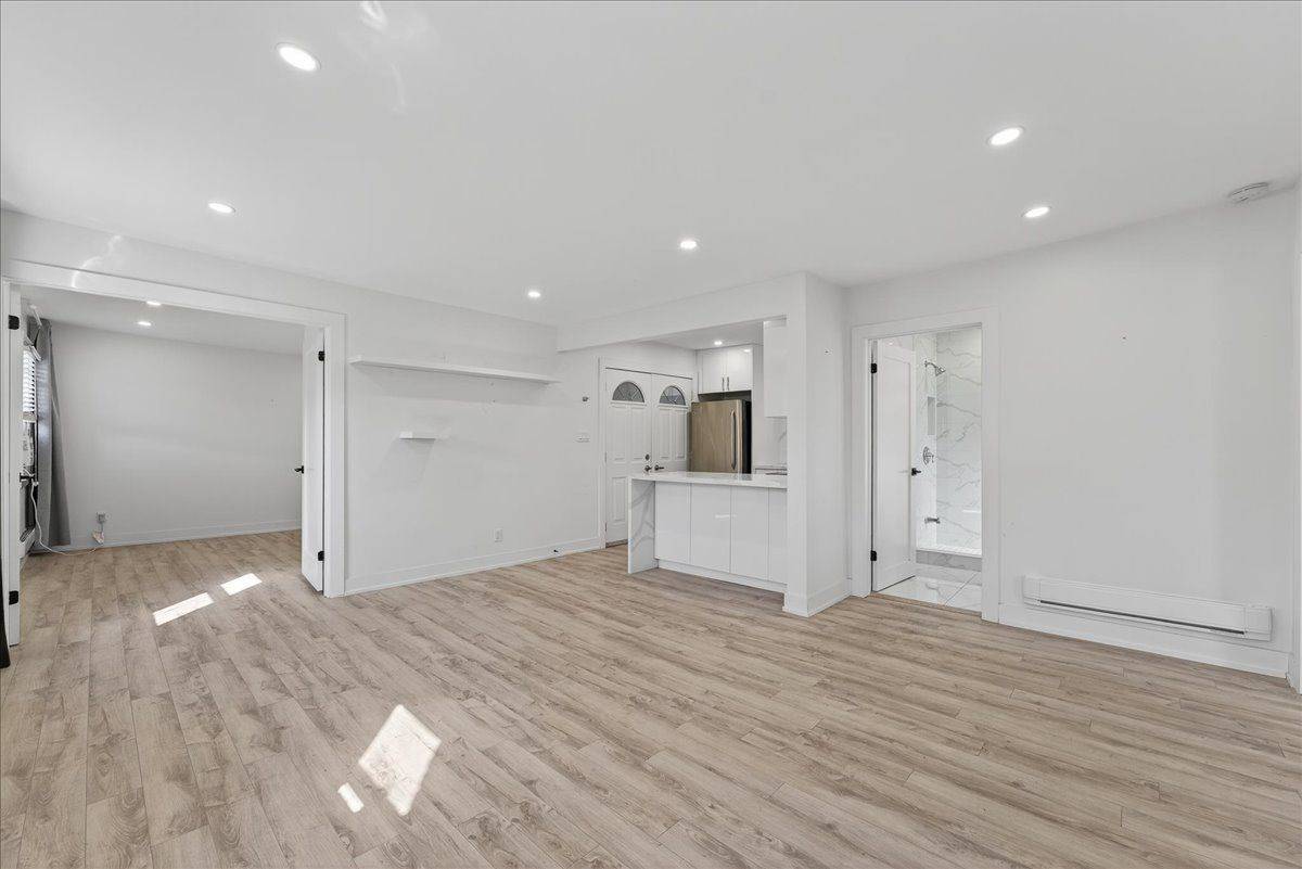 Toronto C10, ON M4S 2N4,693 Mount Pleasant RD #201