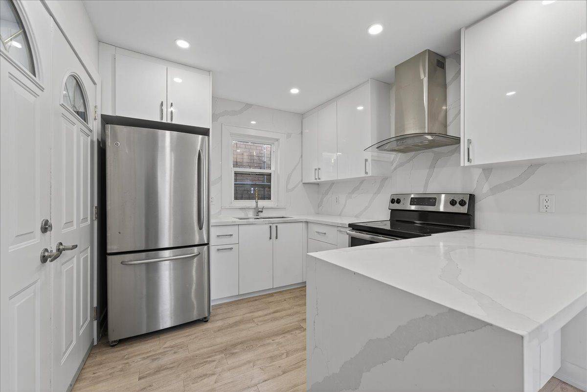 Toronto C10, ON M4S 2N4,693 Mount Pleasant RD #201