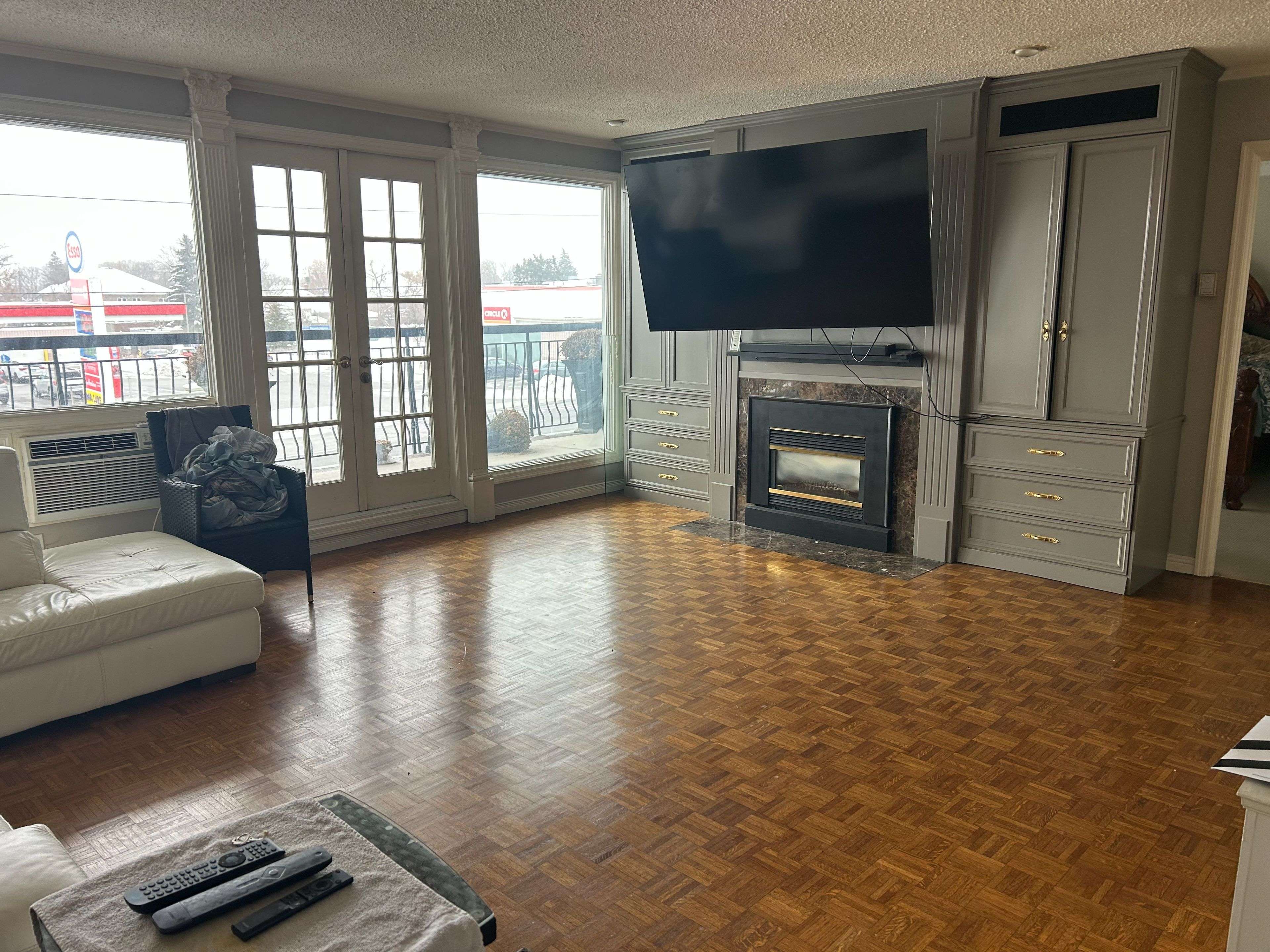 Oshawa, ON L1J 2J9,282 King ST W