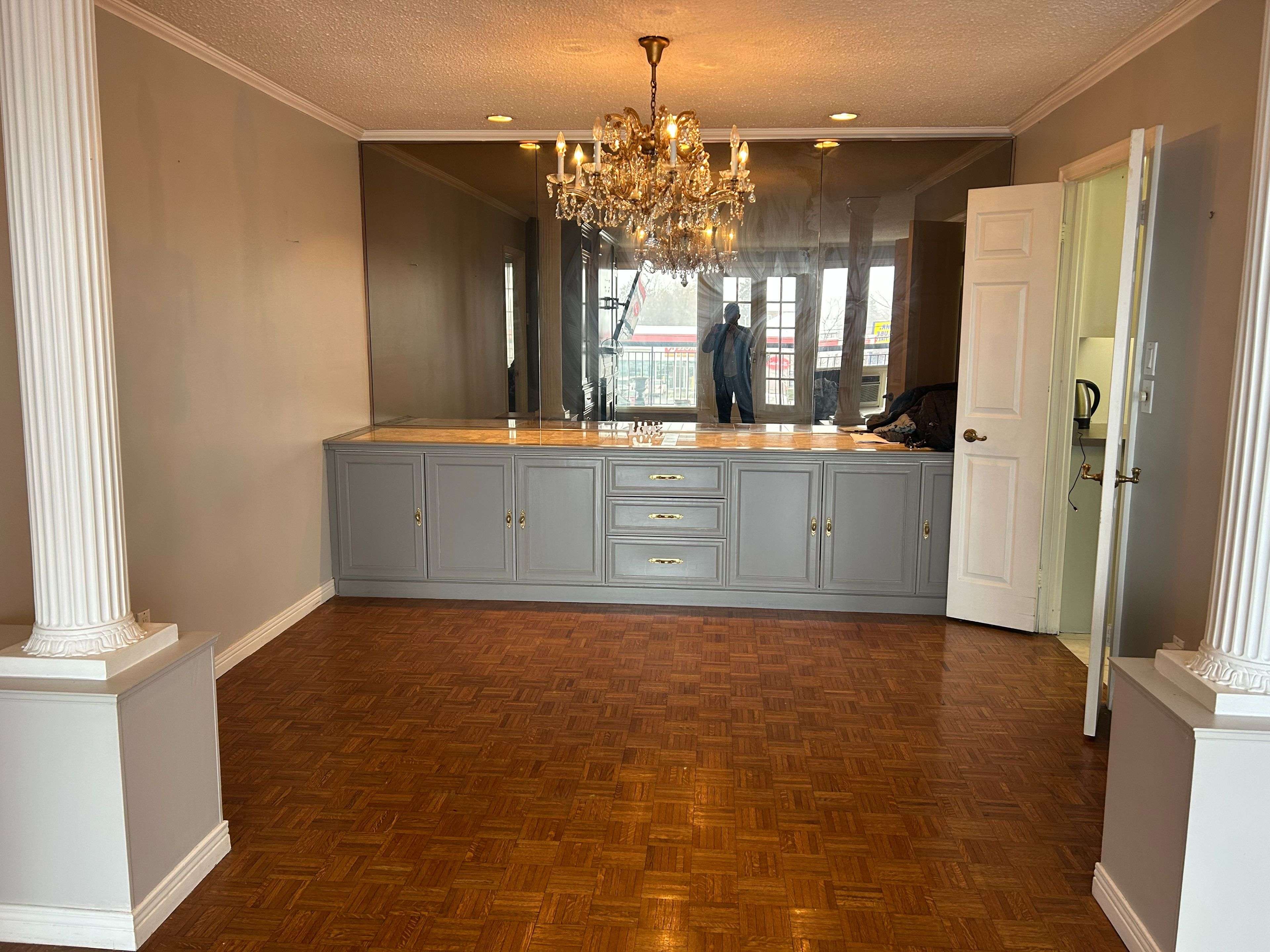 Oshawa, ON L1J 2J9,282 King ST W