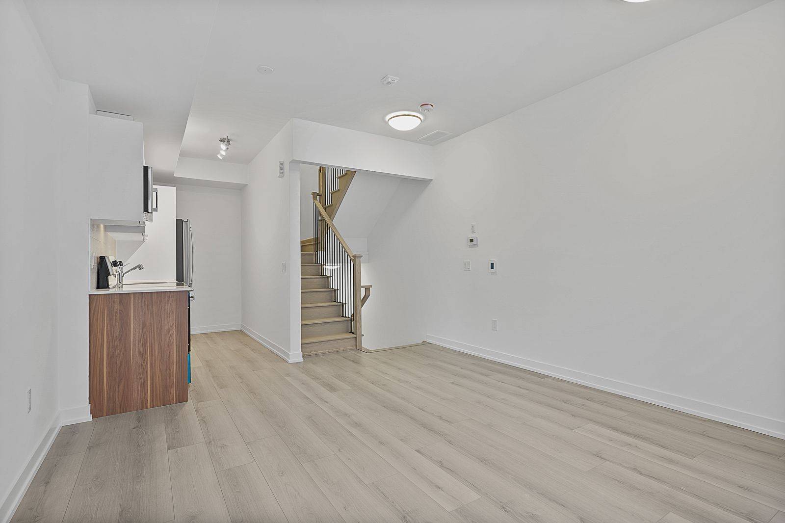 Toronto E05, ON M1W 2H1,3069 Pharmacy AVE #4