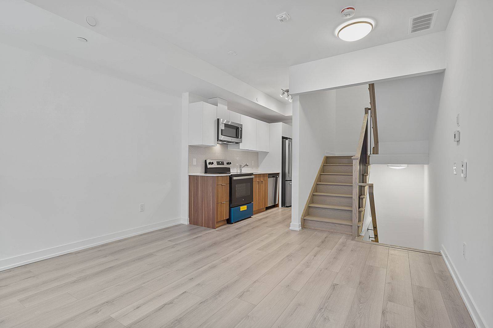 Toronto E05, ON M1W 2H1,3069 Pharmacy AVE #4