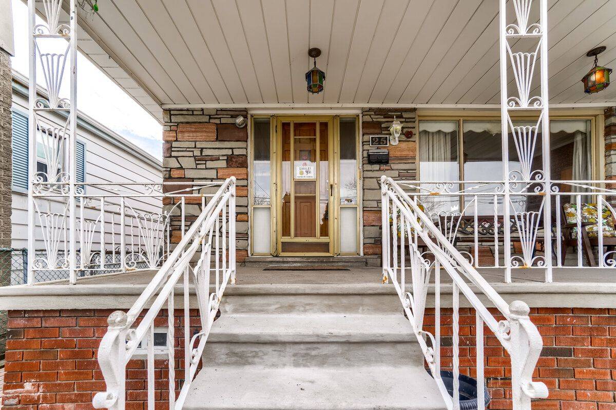 Toronto W04, ON M6A 1P1,25 Bentworth AVE