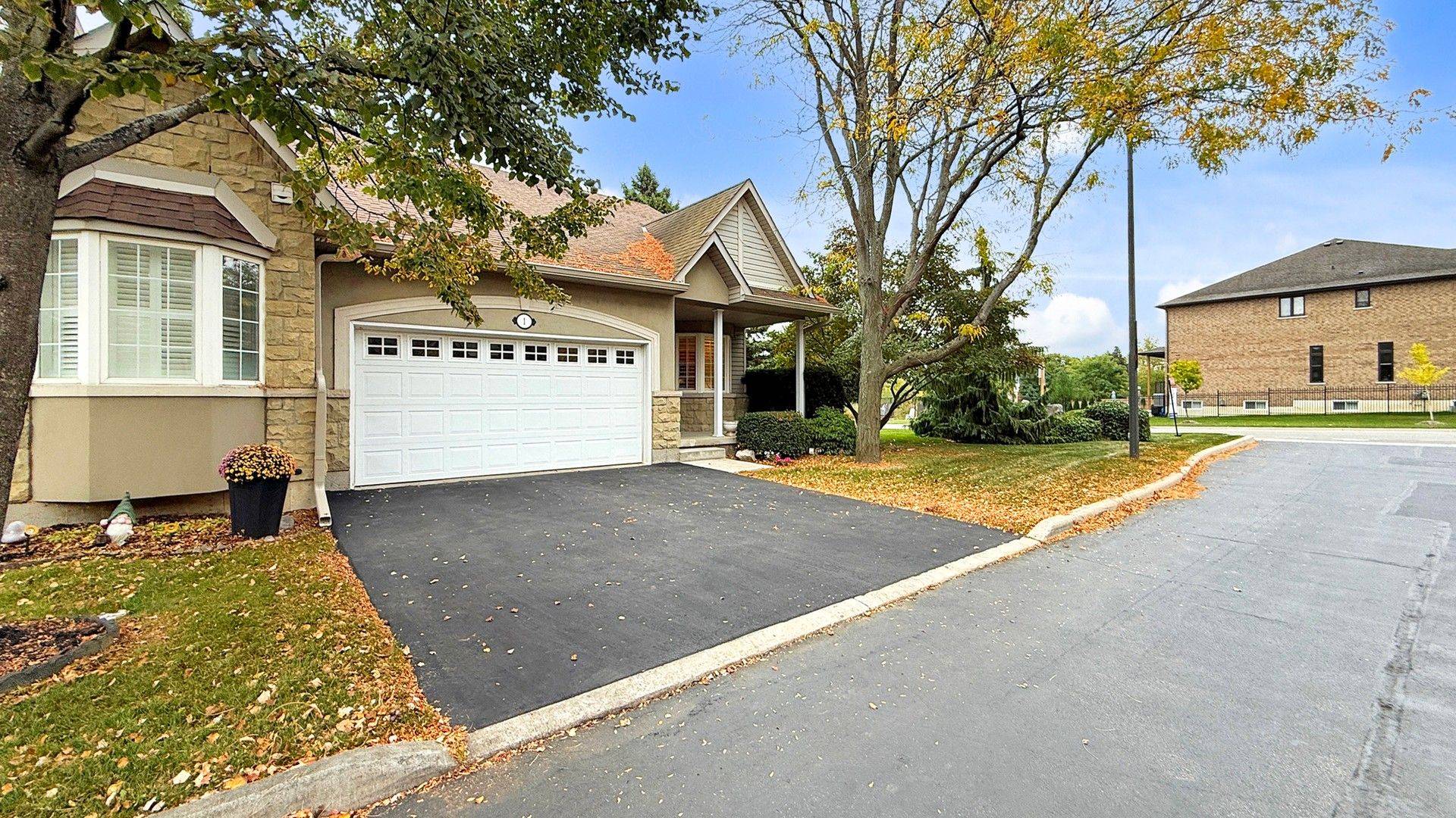 Hamilton, ON L9K 1N5,212 Stonehenge DR #1