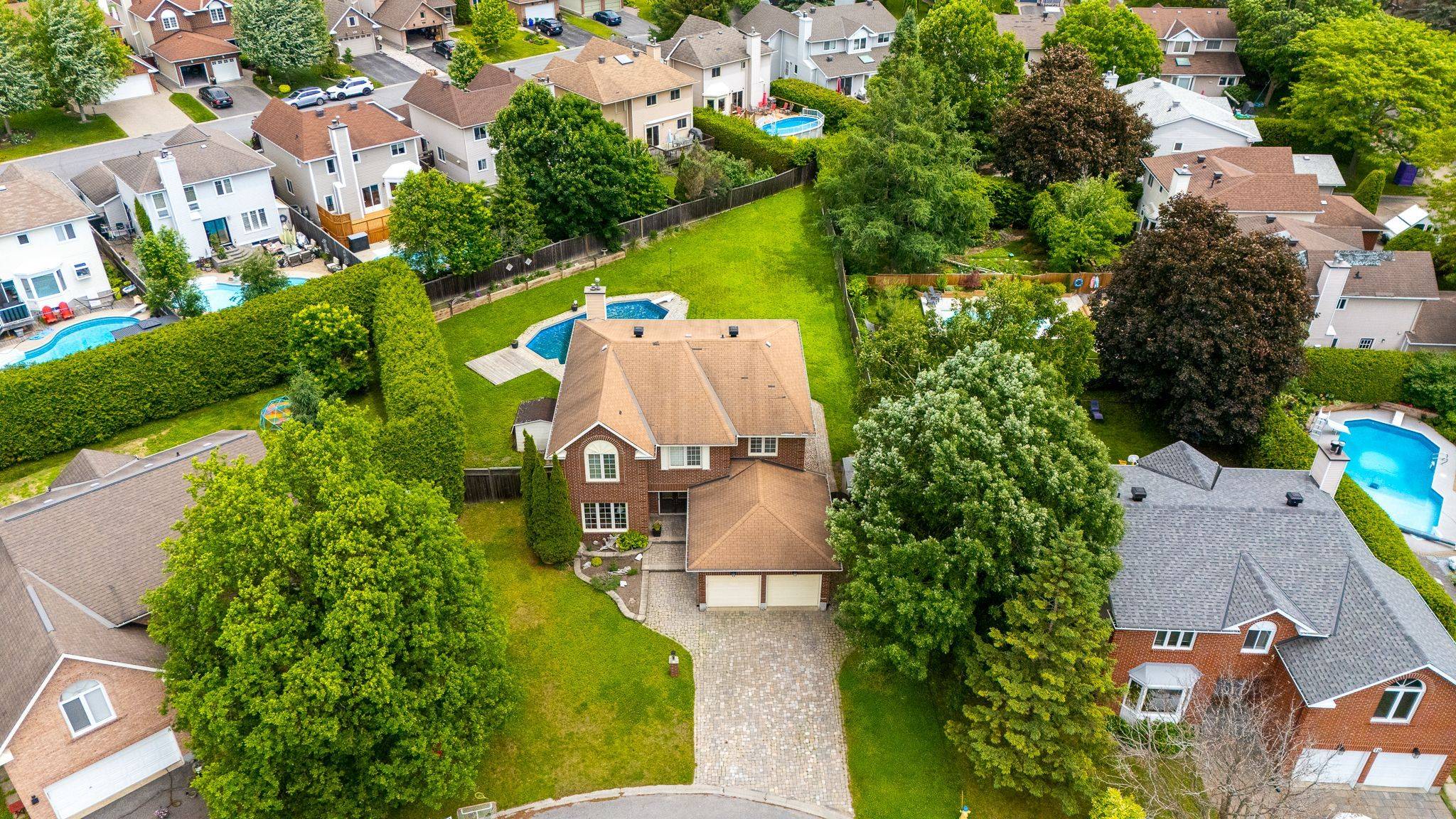 Barrhaven, ON K2J 2Y4,16 Sagamore CT