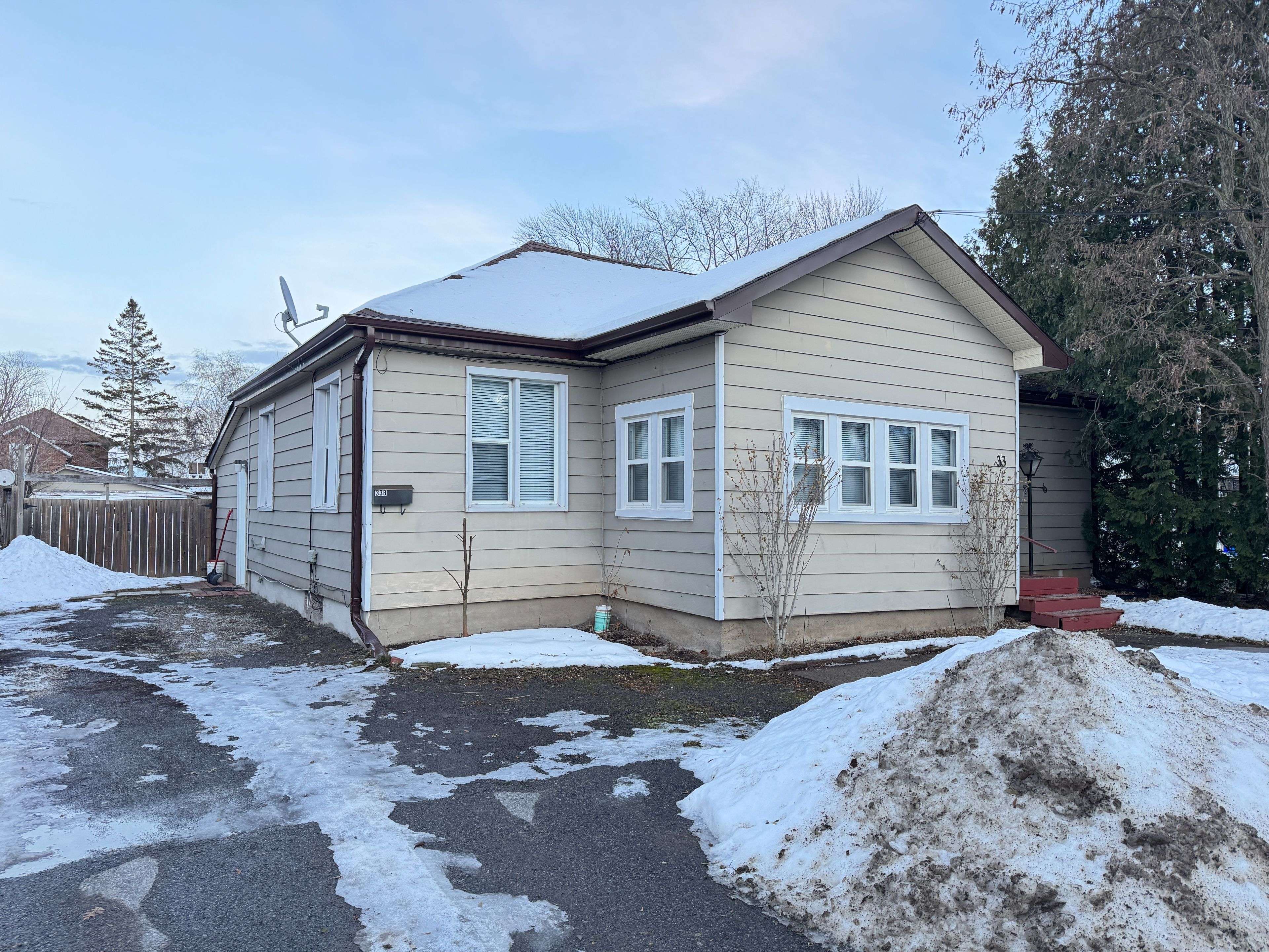 Belleville, ON K8P 3S5,33 Sinclair ST