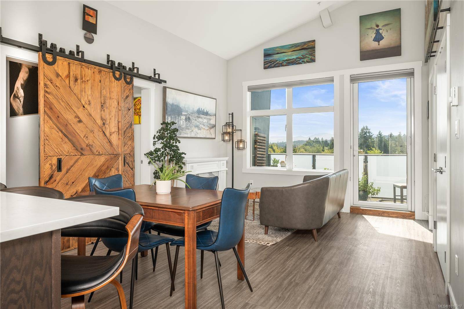 Nanaimo, BC V9R 1W7,525 Third St #301