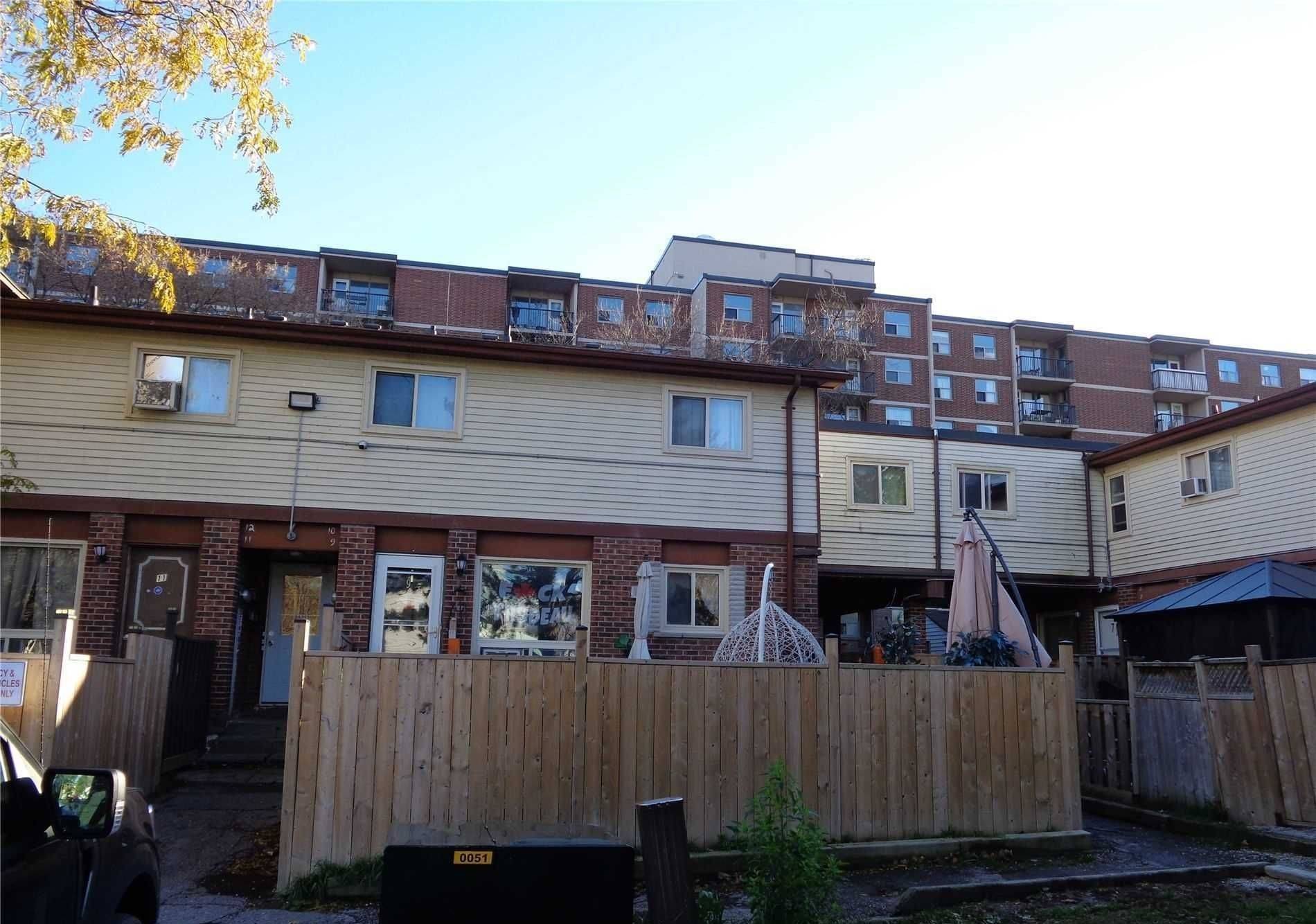 Oshawa, ON L1J 1N3,255 Porter ST #5