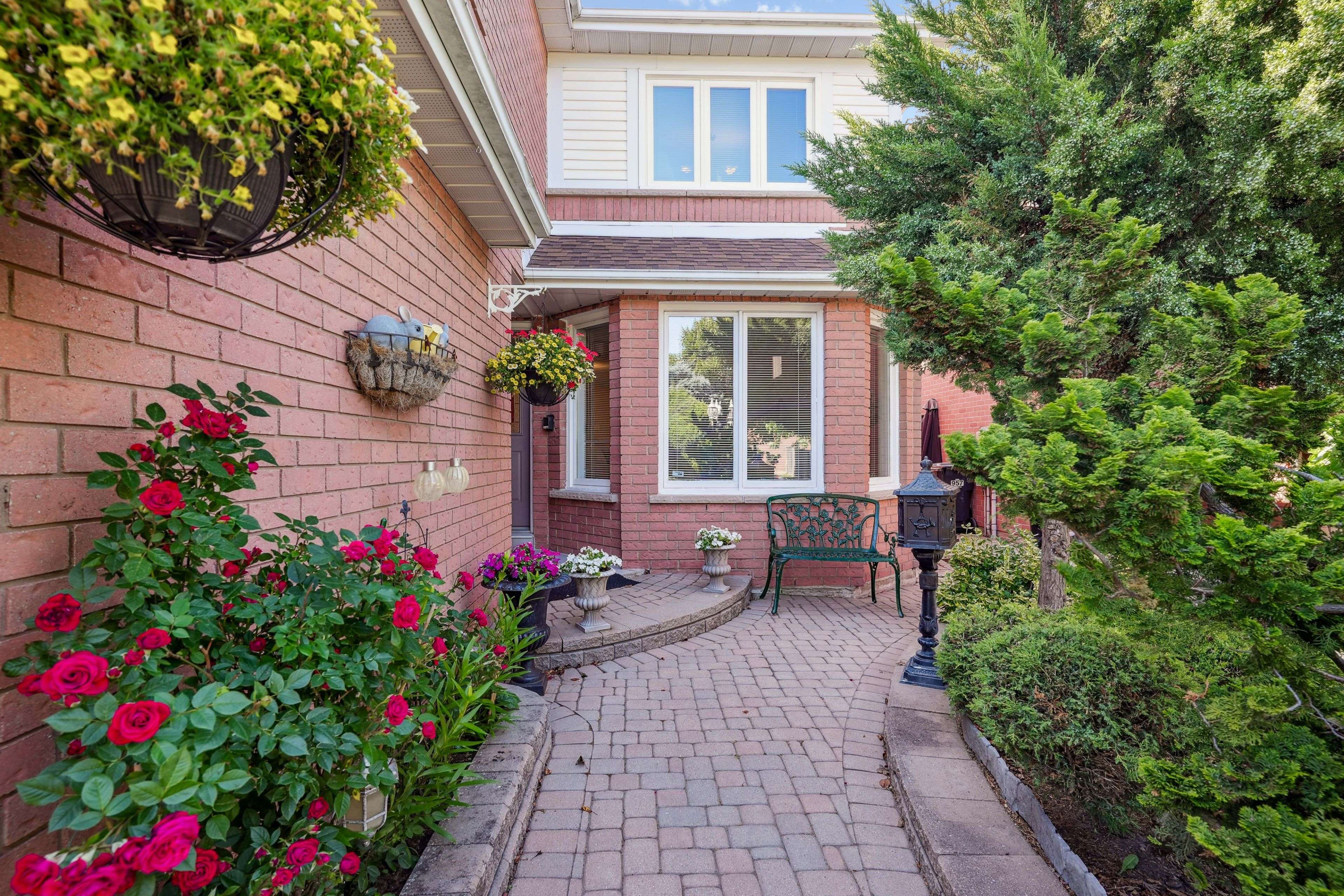 Mississauga, ON L5V 1M8,961 Focal RD