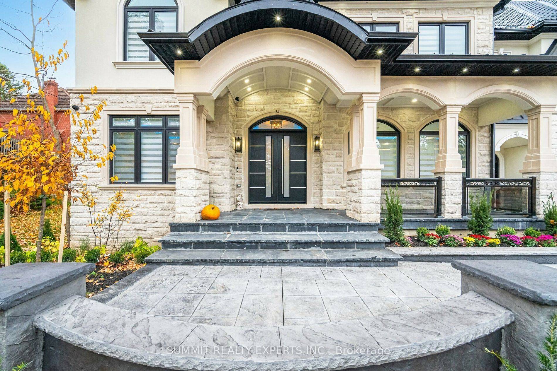 Mississauga, ON L5H 2L5,2610 Mississauga RD