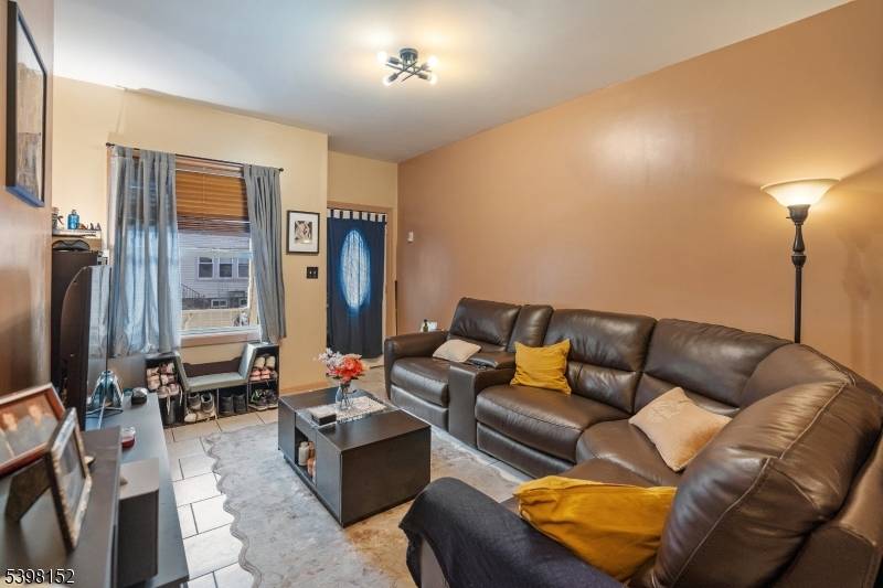 Elizabeth City, NJ 07201,1111 12Hampton Pl