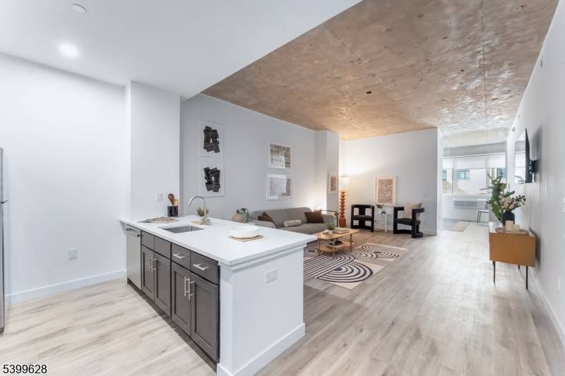 Newark City, NJ 07102,10 Commerce Ct #2I