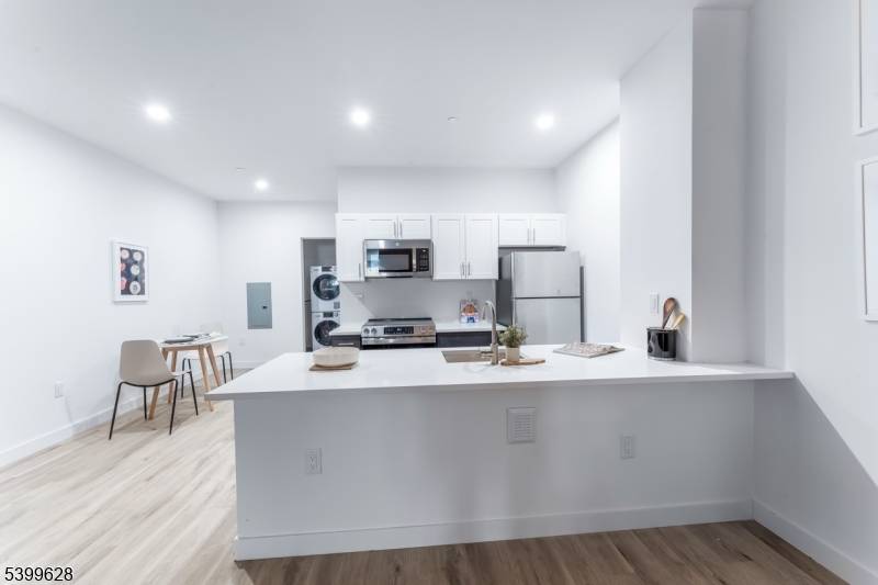 Newark City, NJ 07102,10 Commerce Ct #2I