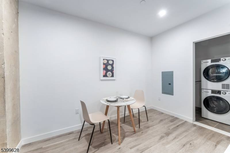 Newark City, NJ 07102,10 Commerce Ct #2I