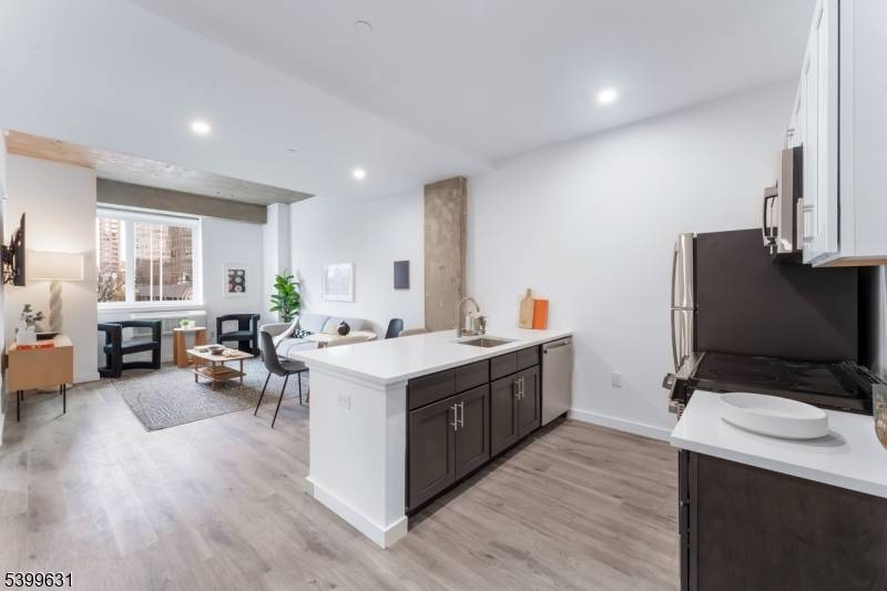 Newark City, NJ 07102,10 Commerce Ct #2J