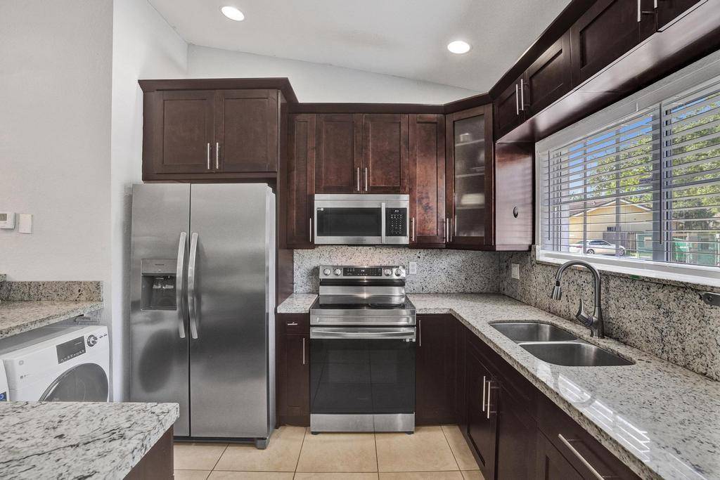 Hollywood, FL 33023,3866 SW 48th Ave