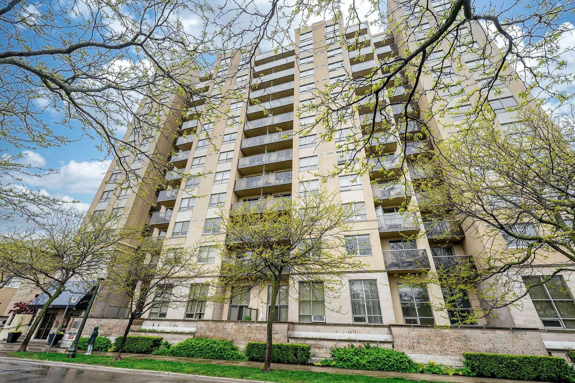 Toronto W06, ON M8V 4G7,4 Elsinore PATH #402