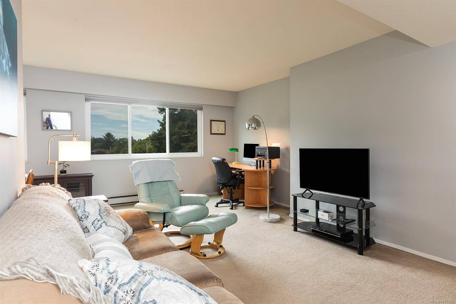 Victoria, BC V8V 2X5,1151 Oscar St #305