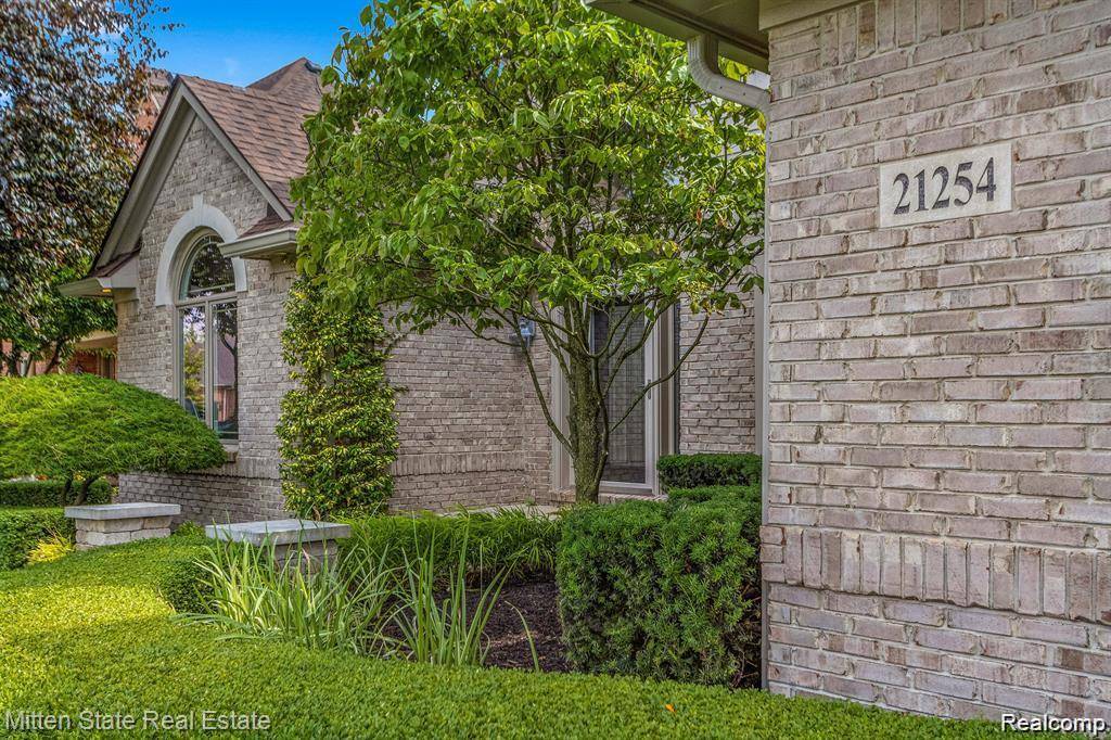 Macomb, MI 48044,21254 Clayton DR