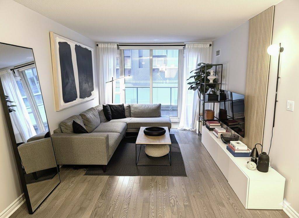 Toronto C01, ON M5V 3P5,270 Wellington ST W #325