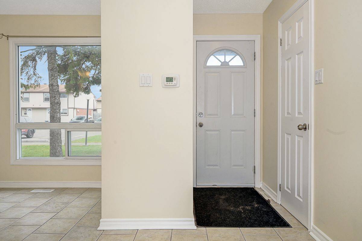 Elmvale Acres And Area, ON K1B 5B7,2570 Southvale CRES #22