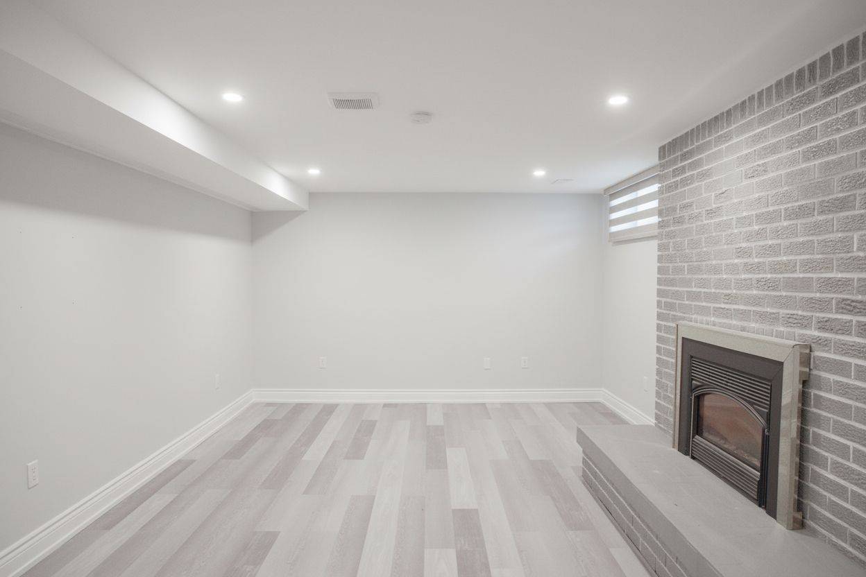 Kawartha Lakes, ON K9V 3Y8,1 Crescent CT