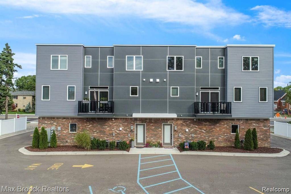 Royal Oak, MI 48073,4227 W 14 Mile RD