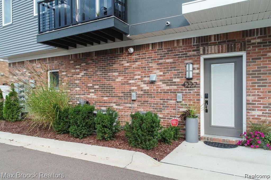 Royal Oak, MI 48073,4227 W 14 Mile RD