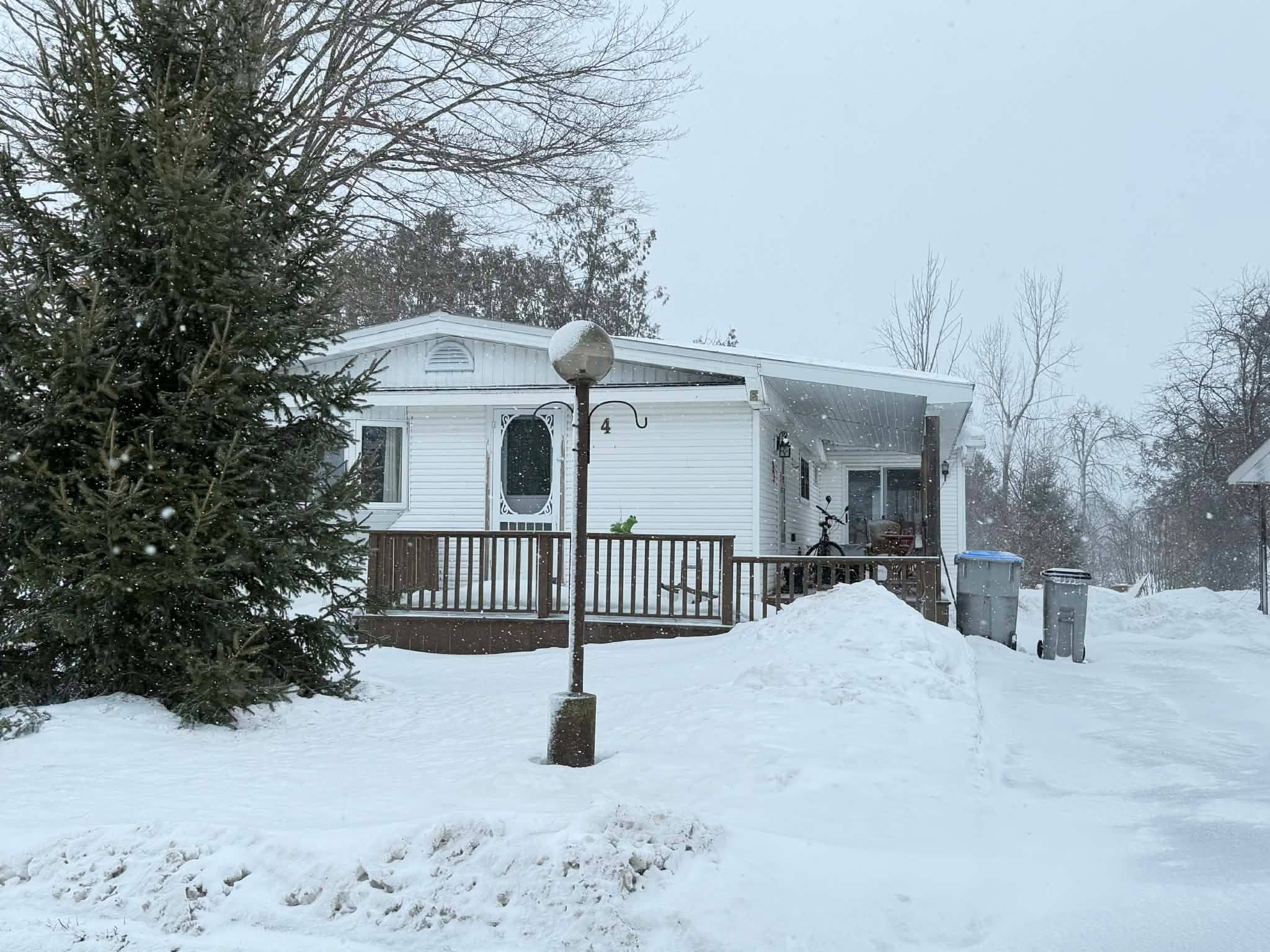 Morris Turnberry, ON N0G 2W0,4 Riverside DR