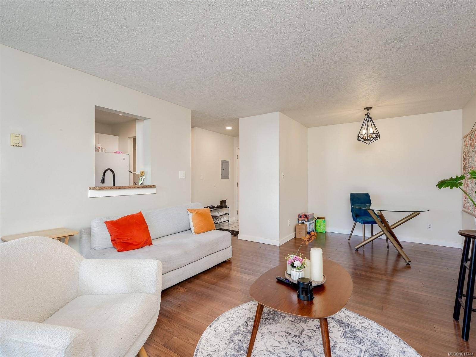 Saanich, BC V8X 2X7,899 Darwin Ave #308