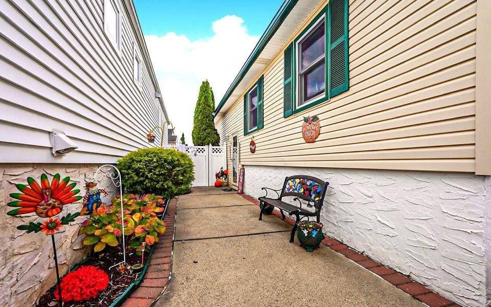 Richmond, NY 10308,35 Nutwood CT