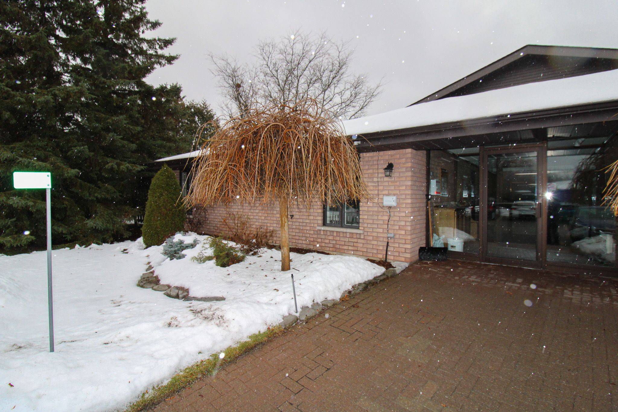 Peterborough, ON K9H 7K3,693 WHITAKER ST #4