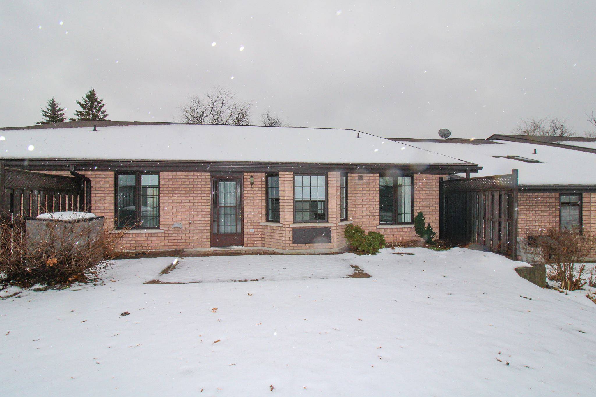 Peterborough, ON K9H 7K3,693 WHITAKER ST #4