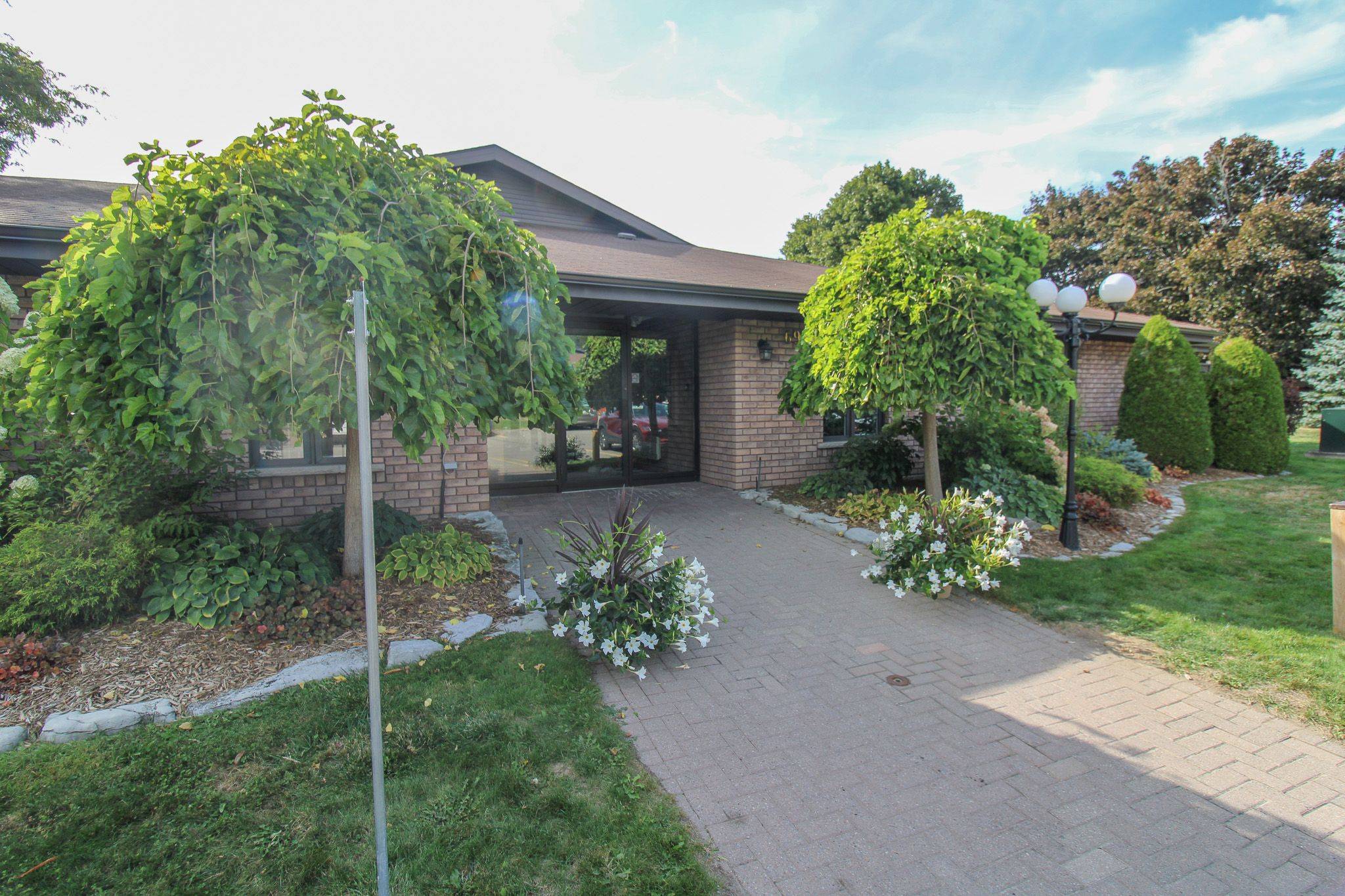 Peterborough, ON K9H 7K3,693 WHITAKER ST #4