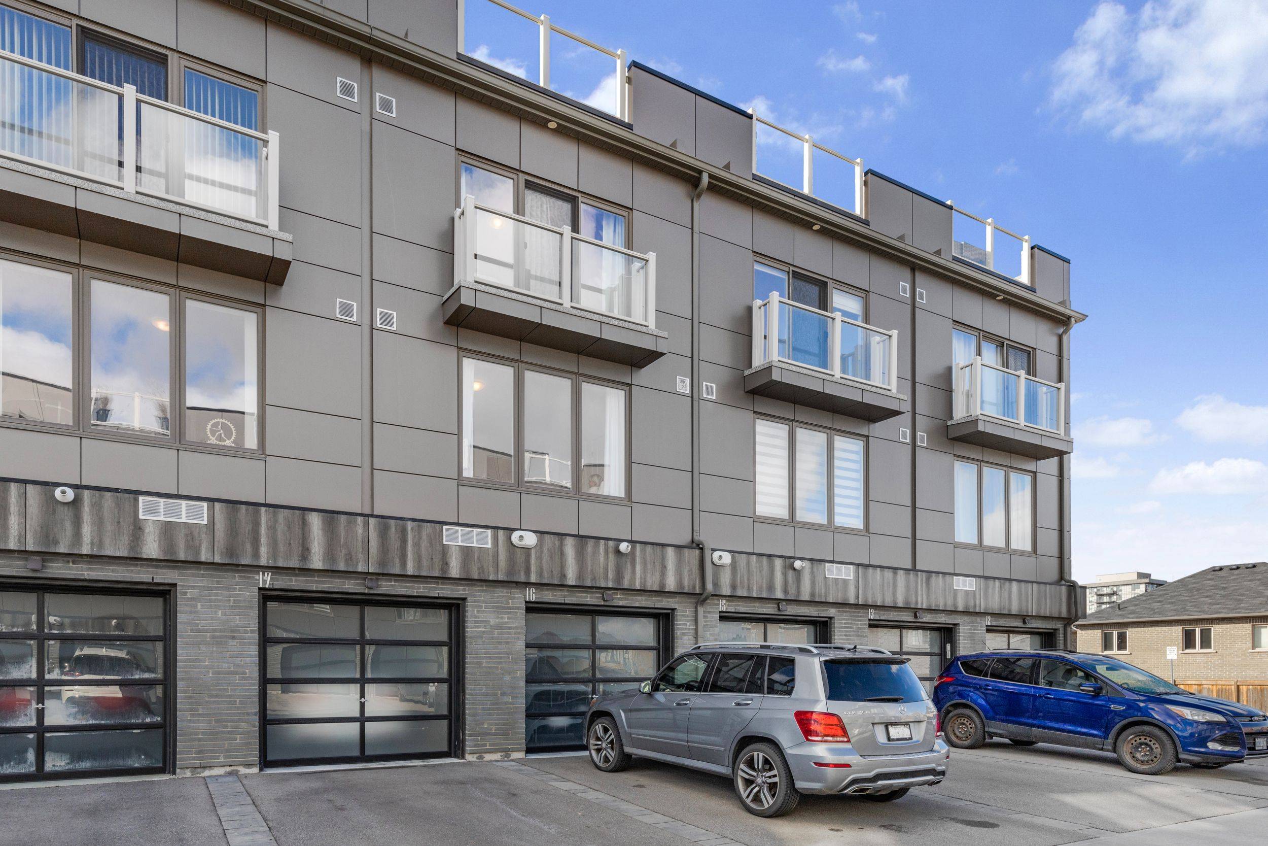 Hamilton, ON L8B 1W6,261 Skinner RD #16