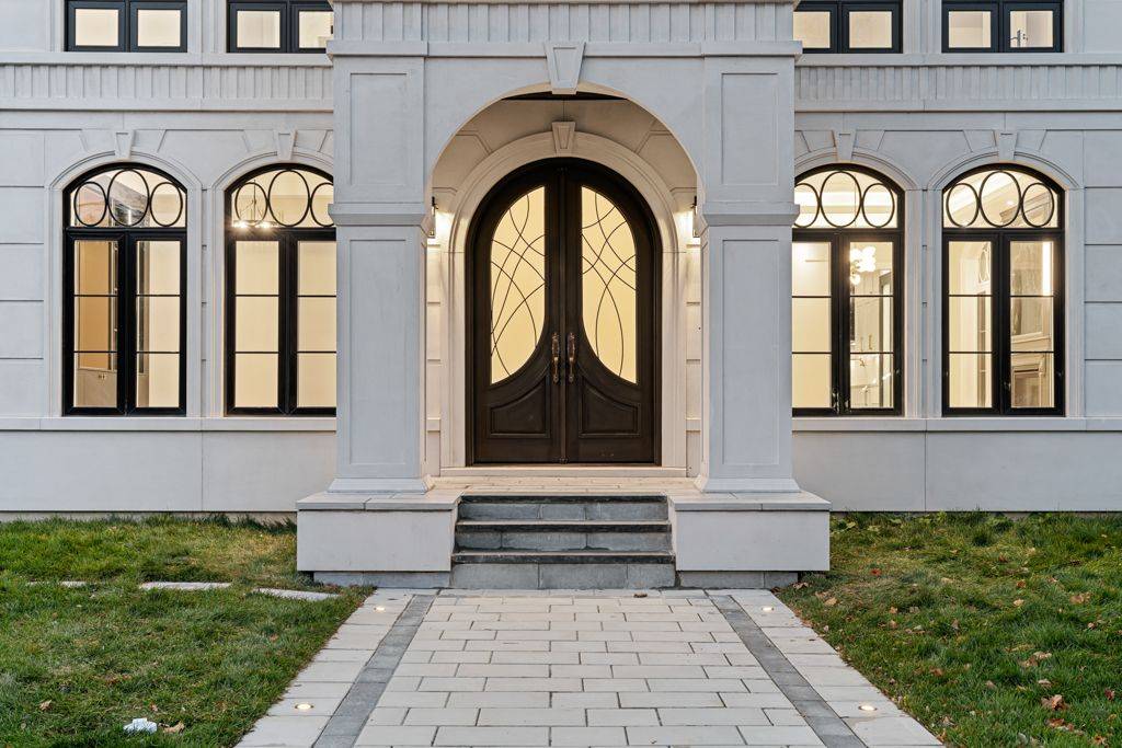 Aurora, ON L4G 1Y5,52 Child DR