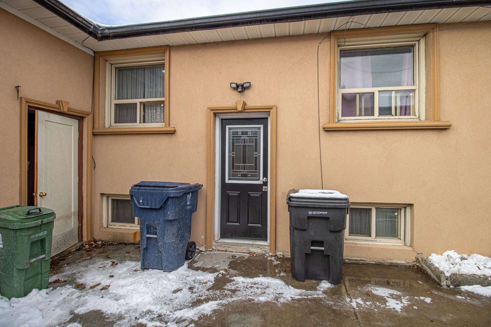 Toronto W05, ON M9M 2T4,3209 weston RD