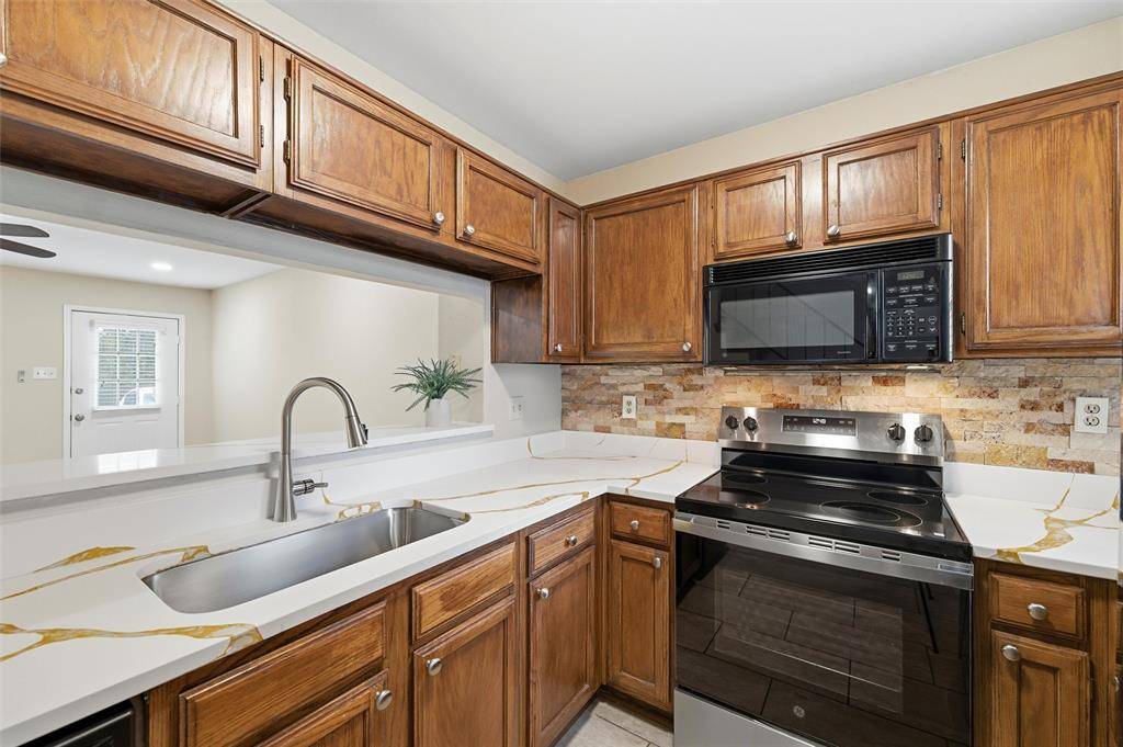 Euless, TX 76039,112 Churchill Lane